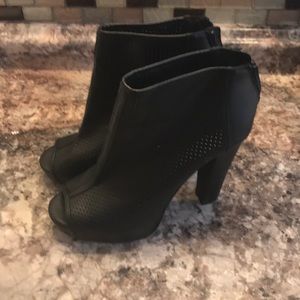 WOMENS HEELED BOOTIES